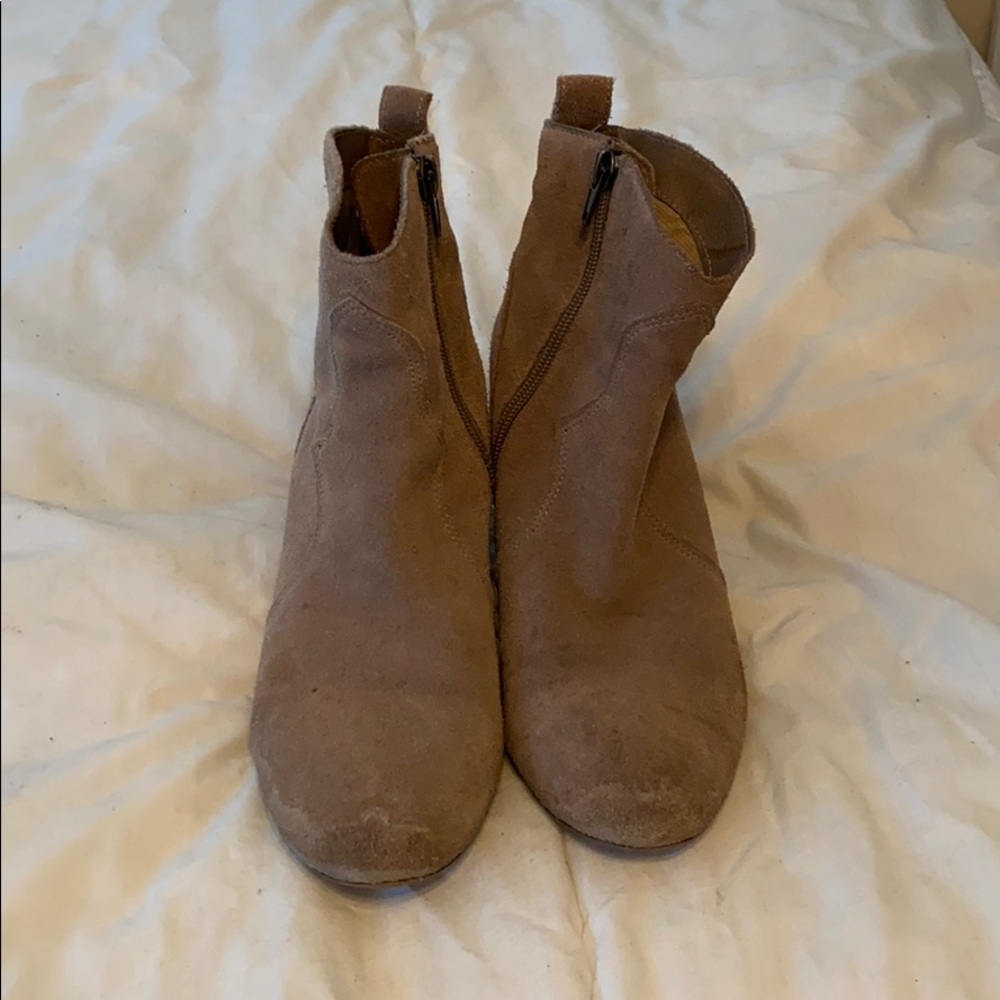 Steve Madden tan suede bootie